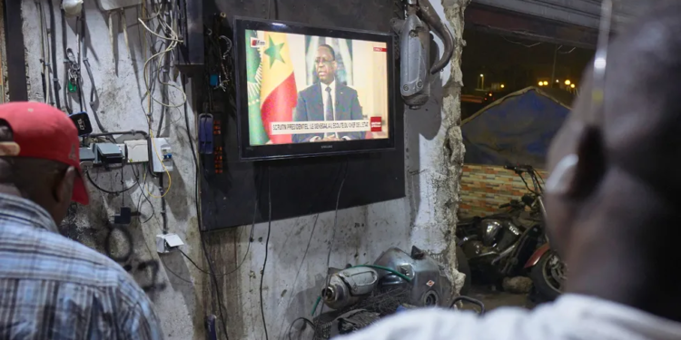 செனகலின் ஜனாதிபதி சால் ஏப்ரல் மாதம் பதவி விலக ஒப்புக்கொண்டார் ஆனால் தேர்தல் தேதியை நிர்ணயிக்கவில்லை