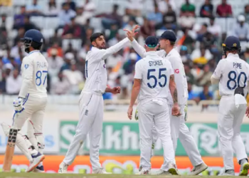 இங்கிலாந்து சோயிப் பஷீர் 2-வது நாளில் நான்கு விக்கெட்டுகளை வீழ்த்தினார் (Cricbuzz)