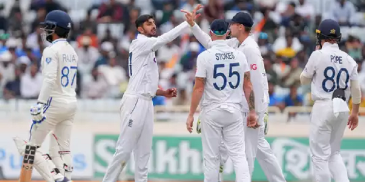 இங்கிலாந்து சோயிப் பஷீர் 2-வது நாளில் நான்கு விக்கெட்டுகளை வீழ்த்தினார் (Cricbuzz)