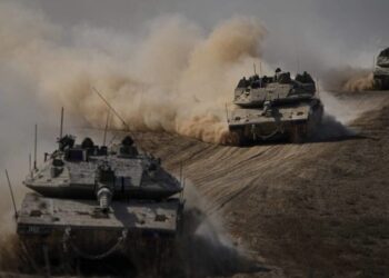 காசாவில் ஹமாஸுடன் போர் நிறுத்தம் ஏற்பட்டாலும் லெபனானின் ஹிஸ்புல்லாவை குறிவைப்பதாக இஸ்ரேல் சபதம்டைம்ஸ் ஆஃப் எர்த்அக்டோபர் 13, 2023 வெள்ளியன்று தெற்கு இஸ்ரேலில் உள்ள காசா பகுதி எல்லையை நோக்கி இஸ்ரேலிய டாங்கிகள் செல்கின்றன.