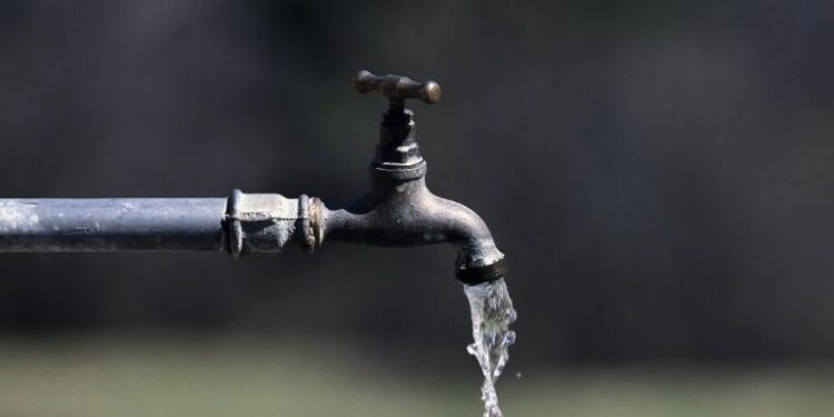 குடிநீரை சிக்கனமாக பயன்படுத்த பொதுமக்கள் வேண்டுகோள் விடுத்துள்ளனர்