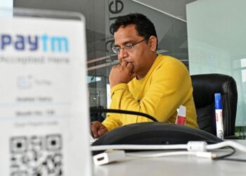 பேடிஎம்: ஏழைக் குடும்பத்தில் பிறந்து கோடீஸ்வரராக உயர்ந்த விஜய் சேகர் சர்மா நெருக்கடியில் சிக்கிய கதை