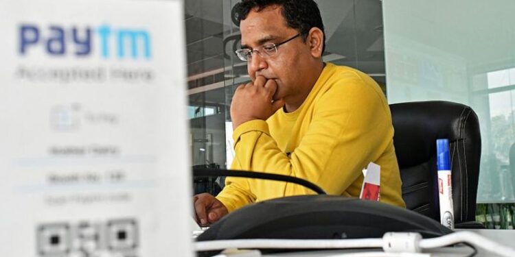 பேடிஎம்: ஏழைக் குடும்பத்தில் பிறந்து கோடீஸ்வரராக உயர்ந்த விஜய் சேகர் சர்மா நெருக்கடியில் சிக்கிய கதை