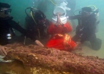 துவாரகை தரிசனத்திற்காக அரபிக்கடலில் மூழ்கிய இந்திய பிரதமர் மோடி, பூஜை செய்து, தியானத்தில் அமர்ந்தார்