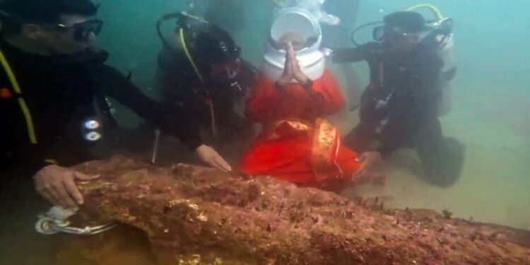 துவாரகை தரிசனத்திற்காக அரபிக்கடலில் மூழ்கிய இந்திய பிரதமர் மோடி, பூஜை செய்து, தியானத்தில் அமர்ந்தார்