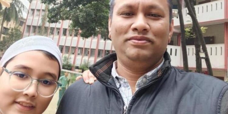 தன் மகனுடன் ஃபக்ருல் ஆலம்