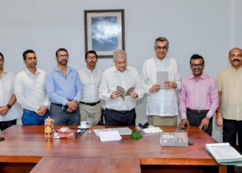 ஐக்கிய குடியரசு முன்னணி ஜனாதிபதியிடம் ‘நாட்டிற்காக ஒருமித்த படி’யை முன்வைத்ததுஐக்கிய குடியரசு முன்னணியின் நாடாளுமன்ற உறுப்பினர் பாட்டலி சம்பிக்க ரணவக்க, “நாட்டிற்கு ஒரு ஐக்கியப் படி” எனும் தலைப்பிலான பிரேரணையை இன்று (24) காலை கொழும்பிலுள்ள ஐக்கிய தேசியக் கட்சியின் தலைமையகமான ‘ஸ்ரீகொட்டா’வில் ஜனாதிபதி ரணில் விக்கிரமசிங்கவிடம் கையளித்தார்.