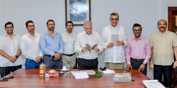 ஐக்கிய குடியரசு முன்னணி ஜனாதிபதியிடம் ‘நாட்டிற்காக ஒருமித்த படி’யை முன்வைத்ததுஐக்கிய குடியரசு முன்னணியின் நாடாளுமன்ற உறுப்பினர் பாட்டலி சம்பிக்க ரணவக்க, “நாட்டிற்கு ஒரு ஐக்கியப் படி” எனும் தலைப்பிலான பிரேரணையை இன்று (24) காலை கொழும்பிலுள்ள ஐக்கிய தேசியக் கட்சியின் தலைமையகமான ‘ஸ்ரீகொட்டா’வில் ஜனாதிபதி ரணில் விக்கிரமசிங்கவிடம் கையளித்தார்.