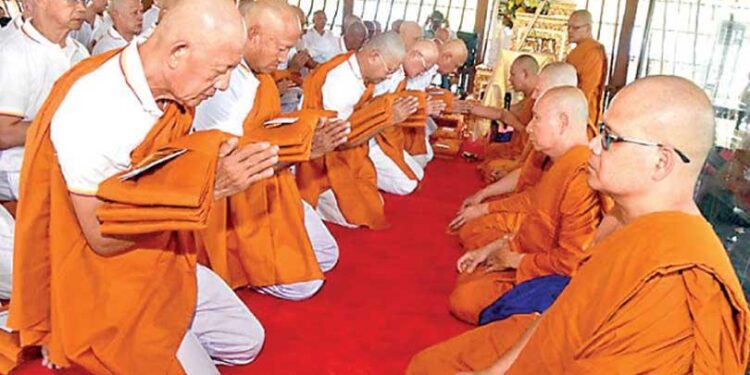 47 தாய்லாந்து பிரஜைகள் கொழும்பில் உள்ள கங்காராமய கோவிலில் தற்காலிகமாக புனிதப்படுத்தப்பட்டனர்