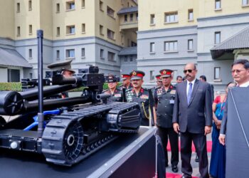 இலங்கைக்கு சீனா ராணுவ தளவாடங்களை பரிசாக அளித்துள்ளது