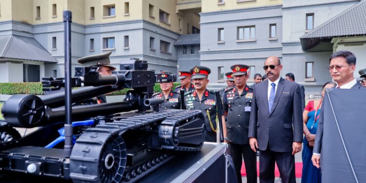 இலங்கைக்கு சீனா ராணுவ தளவாடங்களை பரிசாக அளித்துள்ளது