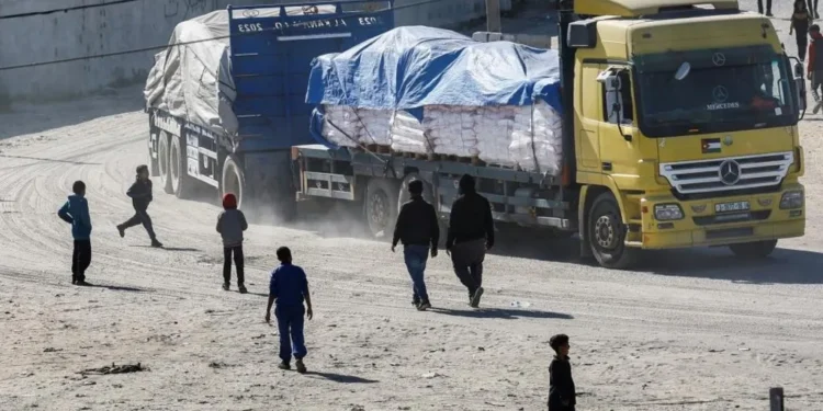 காசாவிற்கு எவ்வளவு உதவி வருகிறது, எப்படி?