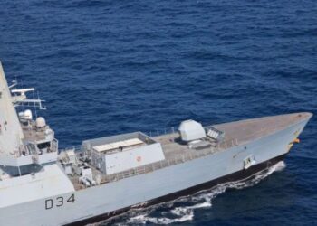 அமெரிக்கா, இங்கிலாந்து, பிரான்ஸ் ராணுவம் ஹவுதி ஆளில்லா விமானங்களை மொத்தமாக கேரியர், நாசகார கப்பல்கள் மீது தாக்கிய பின்னர் சுட்டு வீழ்த்தியது