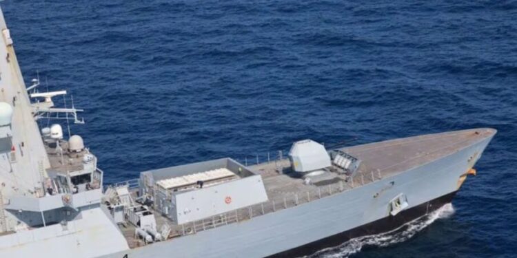 அமெரிக்கா, இங்கிலாந்து, பிரான்ஸ் ராணுவம் ஹவுதி ஆளில்லா விமானங்களை மொத்தமாக கேரியர், நாசகார கப்பல்கள் மீது தாக்கிய பின்னர் சுட்டு வீழ்த்தியது