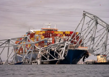 பால்டிமோர் பாலம் இடிந்து விழுந்ததை அடுத்து, இடிபாடுகளை இழுத்துச் செல்லும் பாரிய அமெரிக்க கிரேன்