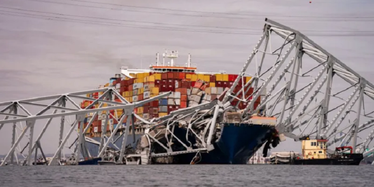 பால்டிமோர் பாலம் இடிந்து விழுந்ததை அடுத்து, இடிபாடுகளை இழுத்துச் செல்லும் பாரிய அமெரிக்க கிரேன்