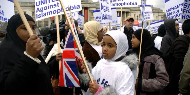 இங்கிலாந்து முஸ்லிம்களைப் பாதுகாக்க அரசாங்கம் கூடுதல் நிதியுதவி செய்கிறது