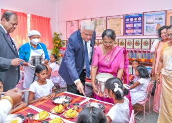 அனைத்து ஆரம்ப மாணவர்களுக்கும் இலவச பள்ளி உணவு திட்டத்தை இலங்கை தொடங்குகிறது