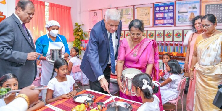 அனைத்து ஆரம்ப மாணவர்களுக்கும் இலவச பள்ளி உணவு திட்டத்தை இலங்கை தொடங்குகிறது