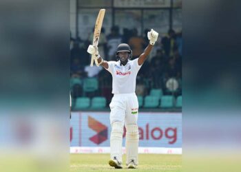 தோமியன்ஸ் 297 ரன்களுக்குப் பிறகு சதேவ் அரை சதத்துடன் ஜொலித்தார்