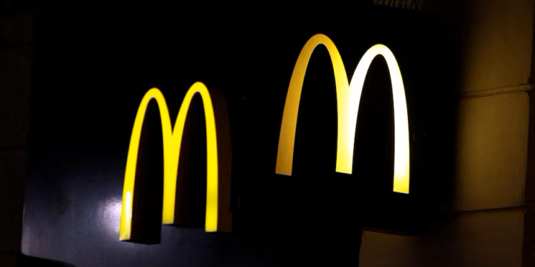 மெக்டொனால்டின் சின்னம் மார்ச் 8, 2016 அன்று தெற்கு பிரான்சின் நைஸில் காணப்படுகிறது. REUTERS/Eric Gaillard/File Photo Purchase Licensing Rights