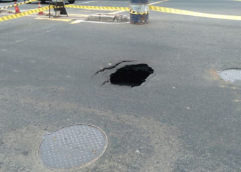 வெள்ளவத்தையில் வீதியின் ஒரு பகுதியில் ஏற்பட்டுள்ள பாரிய குழி!