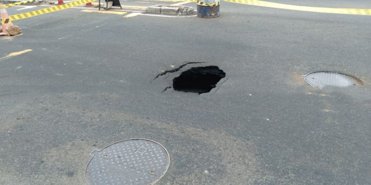 வெள்ளவத்தையில் வீதியின் ஒரு பகுதியில் ஏற்பட்டுள்ள பாரிய குழி!