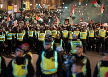 மைக்கேல் கோவ் பல தசாப்த கால போருக்குப் பிறகு தீவிரவாதத்தின் வரையறையை மீண்டும் எழுதுகிறார்’இங்குள்ள சக்திகள் எங்களைத் துண்டாட முயல்கின்றன’ என்று ரிஷி சுனக் எச்சரிப்பதால், இங்கிலாந்து அதிகரித்து வரும் பதட்டங்களை எதிர்கொள்கிறது.