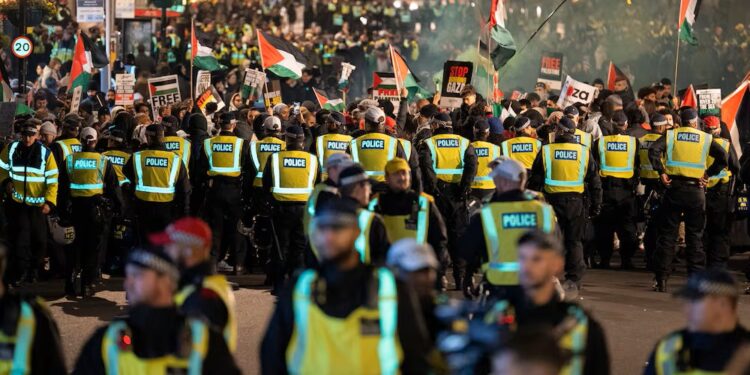 மைக்கேல் கோவ் பல தசாப்த கால போருக்குப் பிறகு தீவிரவாதத்தின் வரையறையை மீண்டும் எழுதுகிறார்’இங்குள்ள சக்திகள் எங்களைத் துண்டாட முயல்கின்றன’ என்று ரிஷி சுனக் எச்சரிப்பதால், இங்கிலாந்து அதிகரித்து வரும் பதட்டங்களை எதிர்கொள்கிறது.