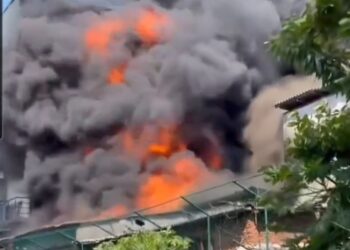 ஆர்மர் தெருவில் தீ: தீயணைப்பு வாகனங்கள் அனுப்பி வைக்கப்பட்டன