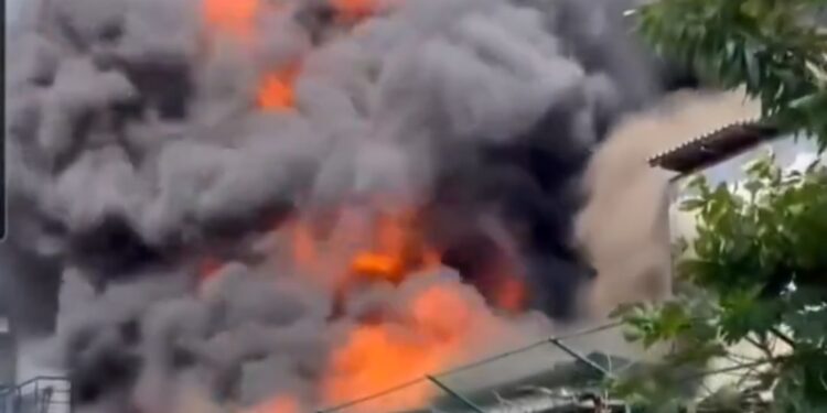 ஆர்மர் தெருவில் தீ: தீயணைப்பு வாகனங்கள் அனுப்பி வைக்கப்பட்டன