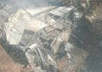 தென்னாப்பிரிக்காவில் பேருந்து விபத்துக்குள்ளானதில் 45 பேர் உயிரிழந்துள்ளனர்