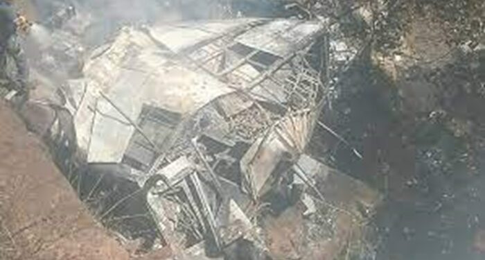 தென்னாப்பிரிக்காவில் பேருந்து விபத்துக்குள்ளானதில் 45 பேர் உயிரிழந்துள்ளனர்