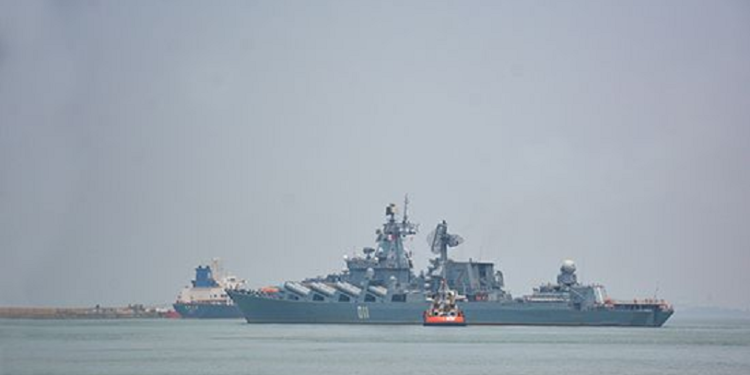 ரஷ்ய கடற்படைக் கப்பல் வர்யாக் தீவிலிருந்து புறப்பட்டது.