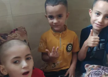 யாசான் எல்-கஃபர்னா, அவரது சகோதரர்களான வேல், சென்டர் மற்றும் மொயின் ஆகியோருடன் வெளியேறினார் [எல்-கஃபர்னா குடும்பத்தின் உபயம்]