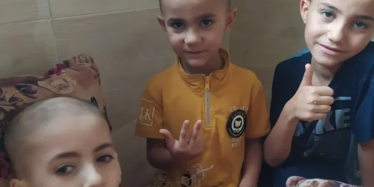 யாசான் எல்-கஃபர்னா, அவரது சகோதரர்களான வேல், சென்டர் மற்றும் மொயின் ஆகியோருடன் வெளியேறினார் [எல்-கஃபர்னா குடும்பத்தின் உபயம்]