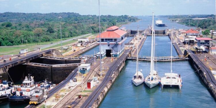பனாமா கால்வாய் வறண்டு போகும் நிலை: 20 லட்சம் டன் சரக்கு தேக்கம் – ஆபத்தில் உலக வர்த்தகம்
