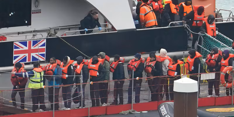 ருவாண்டாவிற்கு தானாக முன்வந்து செல்ல புலம்பெயர்ந்தோருக்கு பணம் கொடுக்க இங்கிலாந்து திட்டமிட்டுள்ளது இத்திட்டம் இங்கிலாந்தில் தங்குவதற்கு சட்டப்பூர்வ உரிமை இல்லாத புலம்பெயர்ந்தோரை அகற்றும், ஆனால் வீட்டிற்கு திரும்ப முடியாது