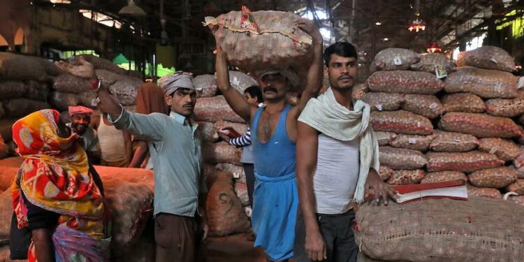 பொதுத் தேர்தலுக்கு முன்னதாக வெங்காயம் ஏற்றுமதிக்கான தடையை காலவரையின்றி இந்தியா நீட்டித்துள்ளது