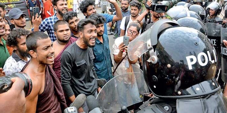 பொரளையில் IUSU ஆர்ப்பாட்டக்காரர்கள் மீது பொலிசார் தண்ணீர் பீரங்கியை வீசினர்