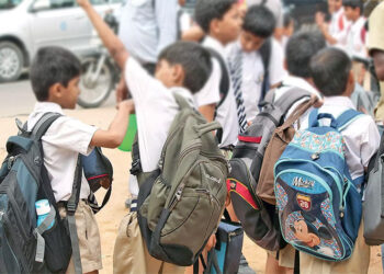 வெளியிடப்பட்ட பள்ளிப் பைகள் அதிகமாக இருப்பதால், 35% SL குழந்தைகள் நாள்பட்ட தசை மற்றும் எலும்பு வலியால் பாதிக்கப்படுகின்றனர்.