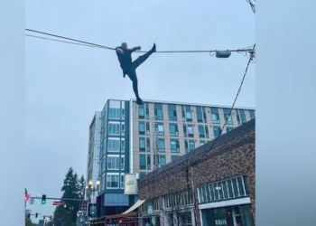 வாஷிங்டன் மாநில குற்ற சந்தேக நபர் போலீசாரிடமிருந்து தப்பி ஓடும்போது தொலைபேசி கம்பியில் சிக்கிக்கொண்டார்