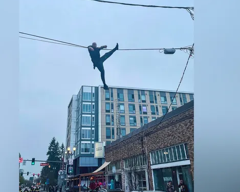 வாஷிங்டன் மாநில குற்ற சந்தேக நபர் போலீசாரிடமிருந்து தப்பி ஓடும்போது தொலைபேசி கம்பியில் சிக்கிக்கொண்டார்