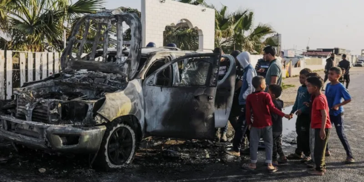 38 நிமிடங்களுக்கு முன்பு 2024/04/4 அன்று வெளியிடப்பட்டது. உலக மத்திய சமையலறையின் வாகனத் தொடரணியின் மீதான வேலைநிறுத்தம் ஒரு "கடுமையான தவறு" என்று இஸ்ரேலின் இராணுவம் கூறியது மற்றும் உதவிப் பணியாளர்களைப் பாதுகாப்பதாக உறுதியளித்தது (பிபிசி)