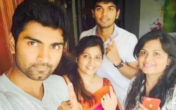 நடிகர் முரளியின் மகள் இவங்க தானா… இணையத்தில் வைரலாகும் குடும்ப போட்டோஸ்!